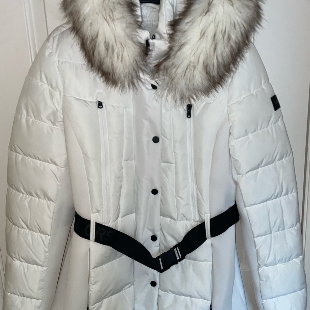 J6-Michael Kors White Puffer Jacket with Faux Fur Collar
